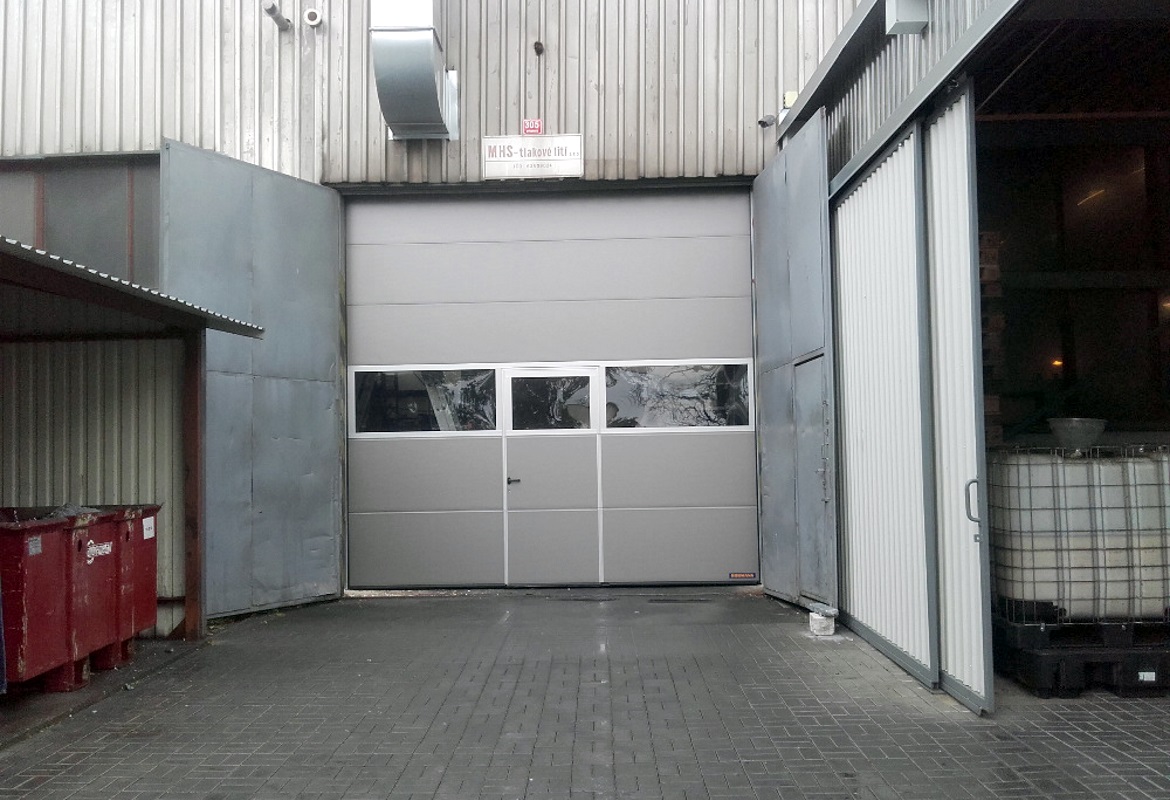 Sekční průmyslová vrata s dveřmi