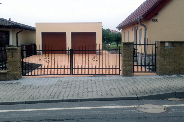 Dvoukřídlá brána a vchodová branka